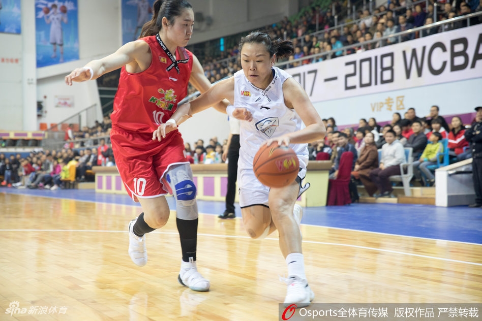 广东队球员沈怡运球过半场，面对贴身紧逼，她压低重心冷静指挥队友跑位，眼中没有丝毫慌乱。