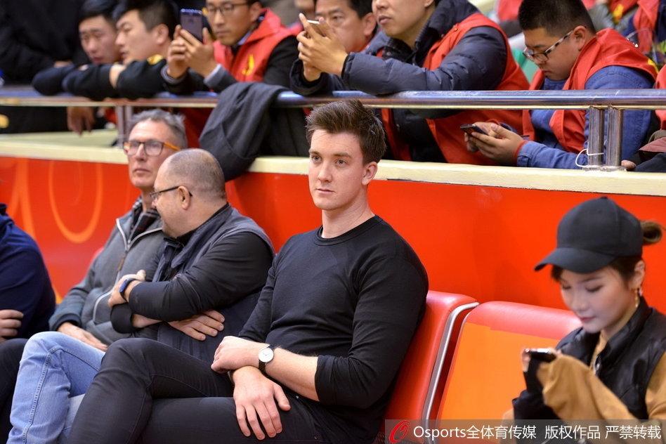 比赛结束后，这位戴眼镜的美女球迷依然难掩激动之情，她面带微笑看向镜头，眼中闪烁着对山东男篮未来的无限憧憬。