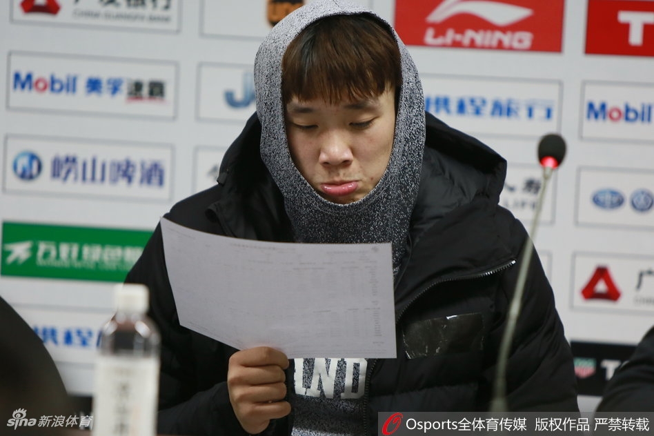 丁彦雨航在发布会上眉头微蹙，眼神中带着思考，仿佛还在回味刚才比赛中的某个关键球。
