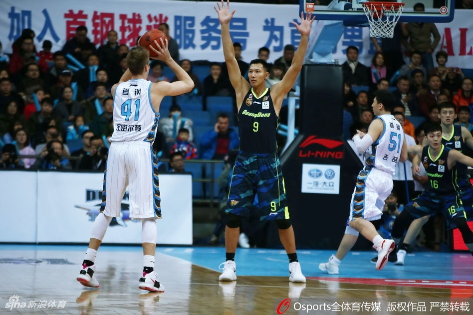 汉密尔顿在易建联头顶强硬摘下篮板，随后双臂灌筐，这位大外援用22分16篮板的大号两双证明了自己的价值。