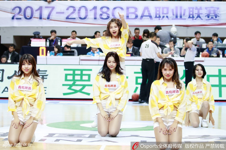 在聚光灯的追随下,啦啦队员们变换着队形,如波浪般起伏的身姿与手中挥舞的花球交相辉映,将赛场瞬间变成了华丽的舞台。