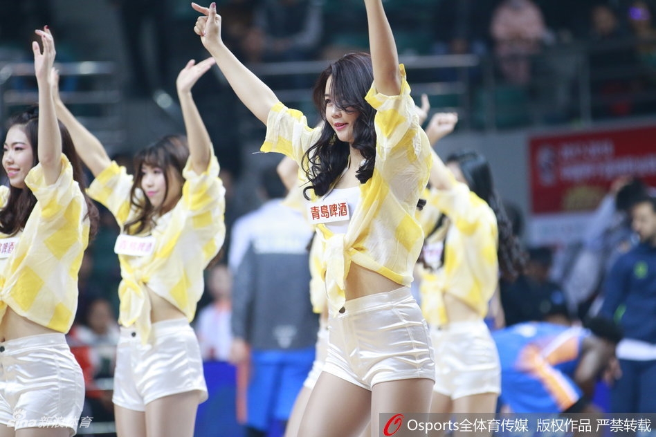 伴随着动感音乐的鼓点,福建啦啦队的女孩们瞬间点燃全场,她们的马尾辫在空中划出活力弧线,每一个动作都充满了张力与激情。