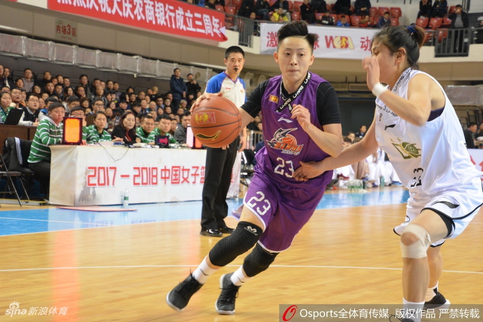 上海队外援背身强行碾入禁区，面对三人合围依然将球送入篮筐，大庆内线的封盖指尖只差毫厘