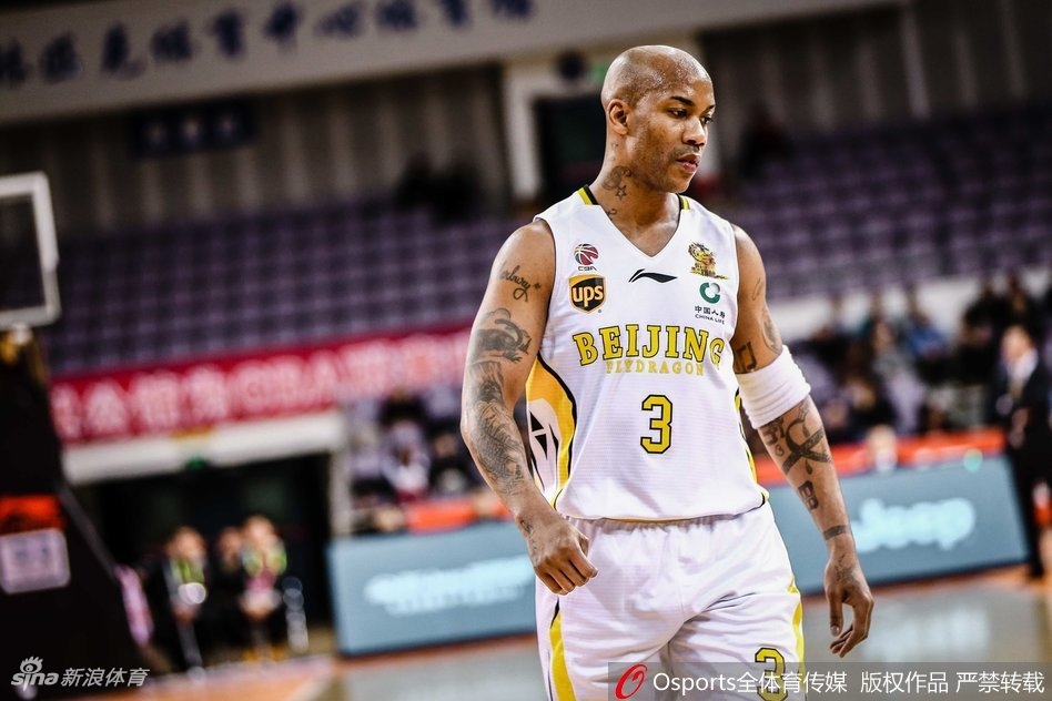 约旦球星阿巴斯鬼魅般钻入内线，单手托球挑篮，姿势舒展，他在首节就独得13分，让广厦队防线顾此失彼。