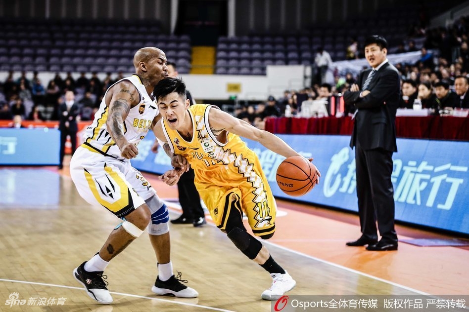 北控外援兰多夫面对博洛西斯的防守，强行跳起投篮，肌肉碰撞的瞬间充满张力，本场他狂砍39分14篮板的豪华数据。