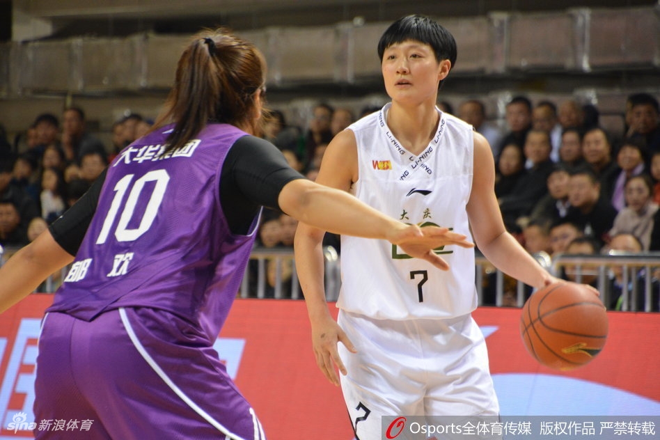 大庆队后卫如闪电般撕裂防线，一骑绝尘直捣黄龙，上海队员奋力回追却只能望其项背