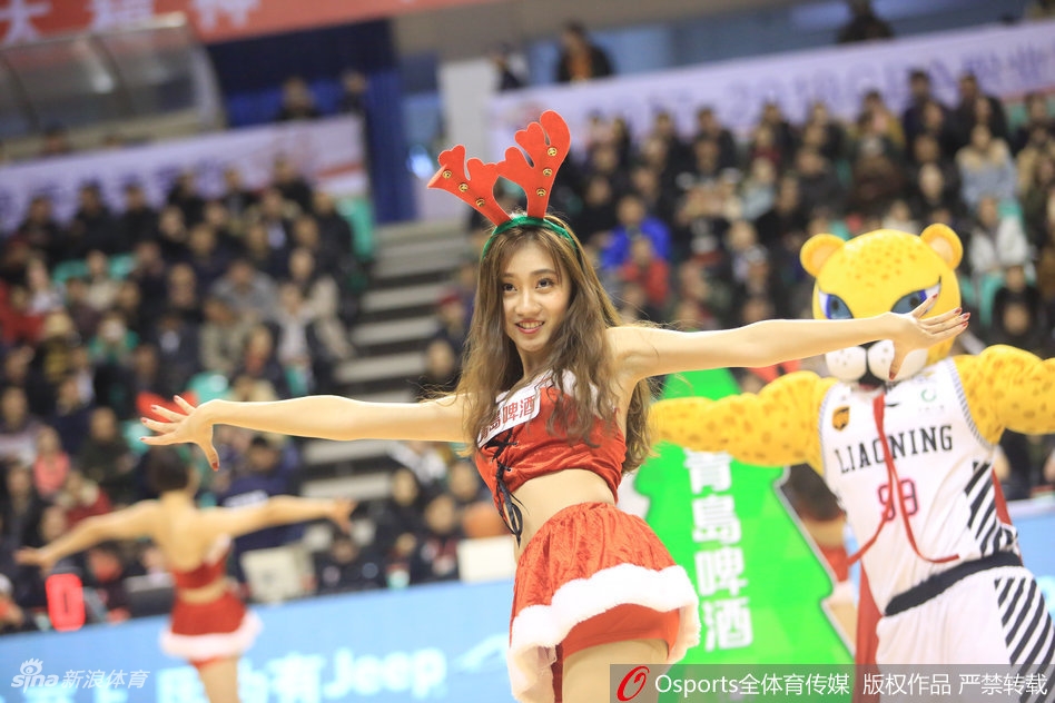 镜头捕捉到‘鹿女郎’们灿烂的笑容,她们充满活力的舞蹈成为辽宁主场一道亮丽的风景线