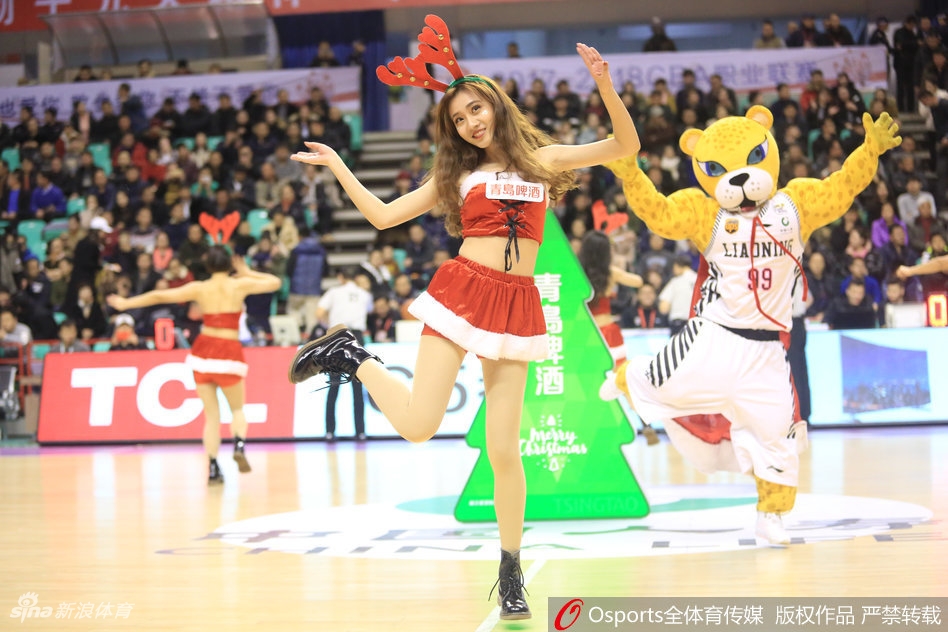 ‘鹿女郎’们在场地中央纵情热舞,整齐划一的动作与修长的身姿,诠释着力量与性感的完美结合