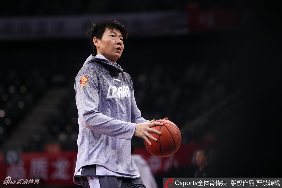 萨林杰在罚球线上露出顽皮的笑容，手中的篮球仿佛成了他的玩具，轻松氛围与即将到来的恶战形成鲜明对比。