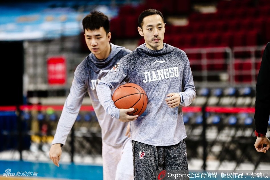 训练尾声，球员们进行罚球加练。空旷的体育馆内，篮球撞击地板的声音此起彼伏，每一声都显得格外清晰，仿佛是对胜利的宣言。