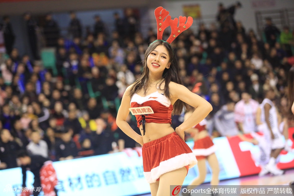 ‘鹿女郎’摆出俏皮的姿势与背景中的篮球元素相映成趣,展现出啦啦队姑娘们活泼的一面