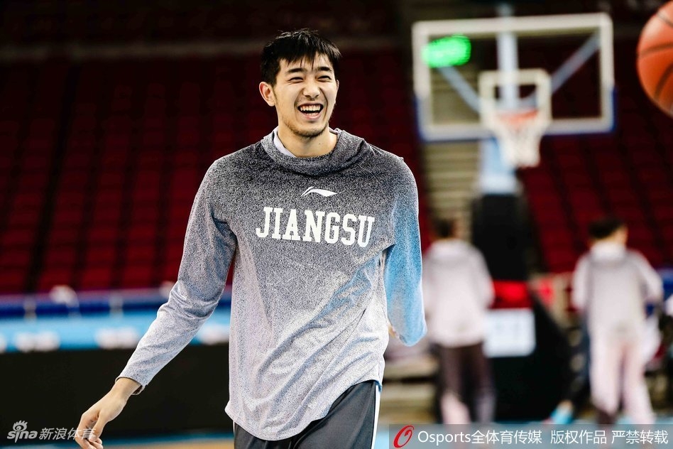 汗水浸湿了球衣，主教练将队员召集在一起，手持战术板画着关键战术。队员们围成一圈，目光紧盯着战术板，神情严肃而专注。