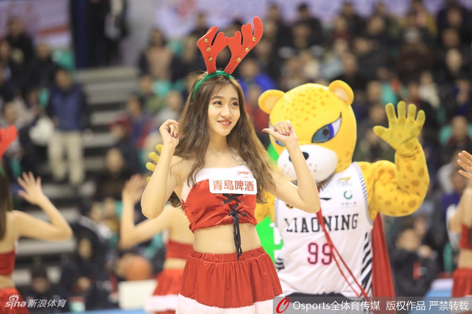 身穿亮丽短裙的辽宁主场啦啦队‘鹿女郎’,在比赛间隙活力登场,瞬间点燃全场热情