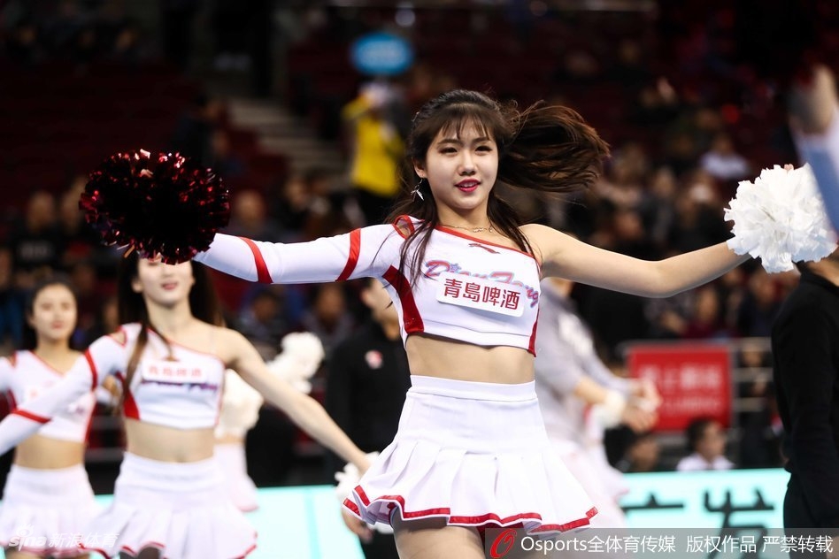 北京男篮啦啦队的姑娘们身着亮黄色动感短裙，随着音乐的节拍高高跃起，修长的身姿在空中划出优美弧线，仿佛要将青春的活力直接传递给场边的每一位观众。