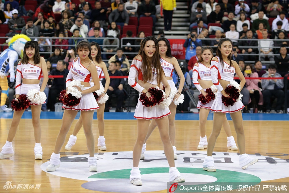 舞台背景的蓝色灯光如梦似幻，几位篮球宝贝背对背摆出酷炫的造型，她们的手臂线条流畅而有力，展现出新时代女性特有的健康美与自信风采。