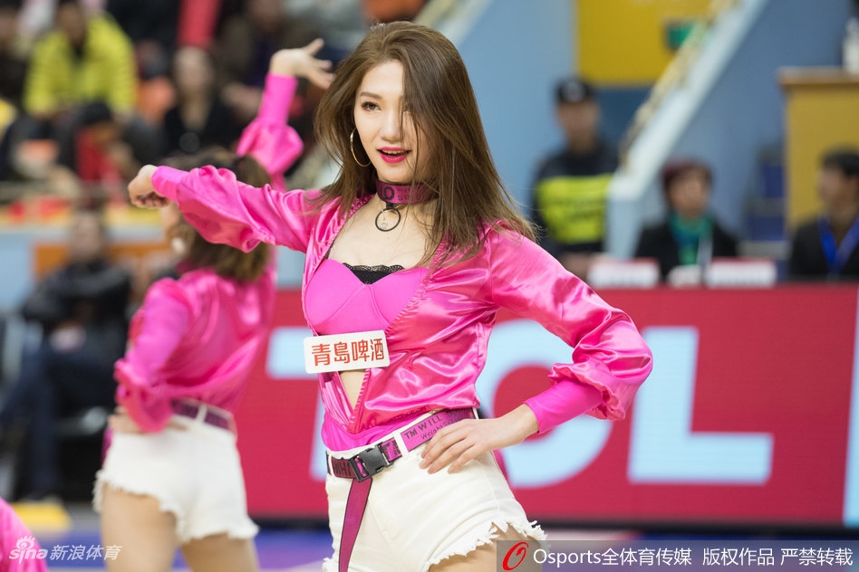 随着队形变换,啦啦队员们一字排开,双手高高举过头顶打着节拍。她们脚下的地板仿佛被施了魔法,每一次踢腿、每一次转身都充满力量感,与看台上挥舞的旗帜共同构成了一幅生动的赛场助威图。