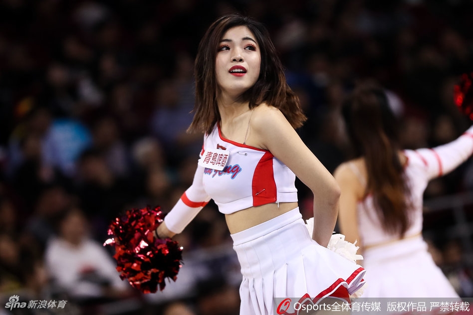 表演接近尾声，篮球宝贝们做出一个俏皮的姿势，手指轻点脸颊，眼神中闪烁着灵动的光芒，仿佛在与看台上的球迷进行一场无声的欢乐互动。