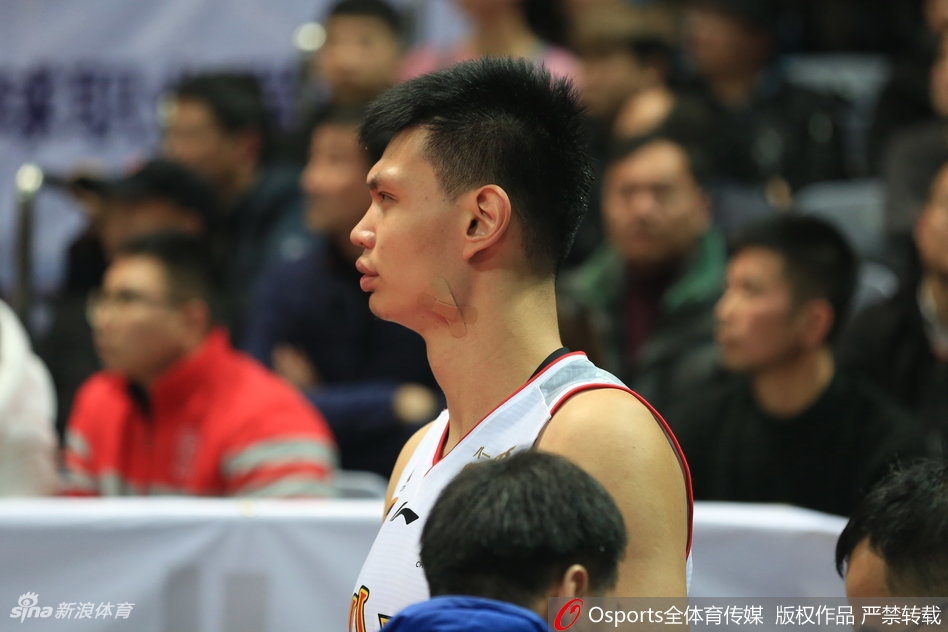 队医手中的针线在灯光下泛着寒光,每一次穿过皮肉都牵动着现场观众的心,但许钟豪如山般沉稳,仿佛受伤的不是自己。