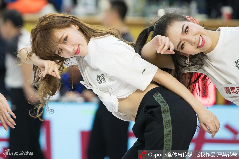 暂停时间里,啦啦队迅速集结成圆阵,队员们微微屈膝,身体前倾,手中花球如同盛开的花朵般绽放。她们全神贯注地完成每一个动作,即便是短暂的表演也力求完美,敬业精神令人动容。