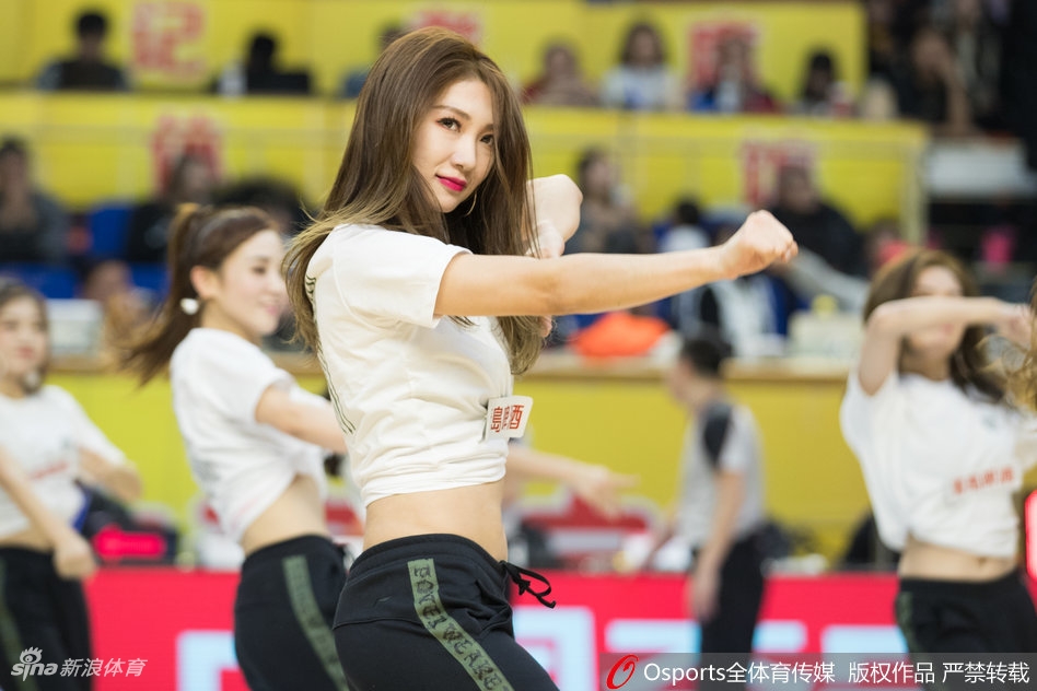 胜利的喜悦同样属于啦啦队。赛后,队员们聚在一起,手中挥动着闪耀的花球,在球馆的灯光下留下合影。她们的笑容比任何时候都灿烂,因为这场德比之战的荣耀,同样凝结着她们的汗水与热情。