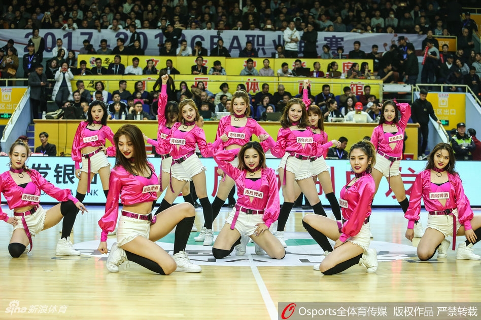 广厦啦啦队黄衣精灵在赛场中央跃起，长发飞扬，灿烂笑容比主场灯光还耀眼，瞬间点燃全场热情。