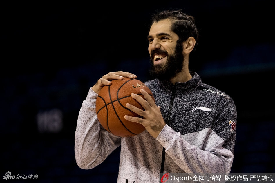 希克森在内线卡位要球，力量感十足，他的每一次要位都像在向对手宣告自己对禁区的绝对主权。