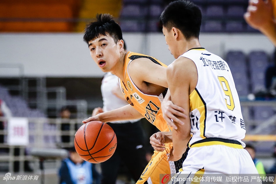 北控队孟子凯在命中一记三分球后，握拳怒吼，队友冲过来与他激情撞胸庆祝
