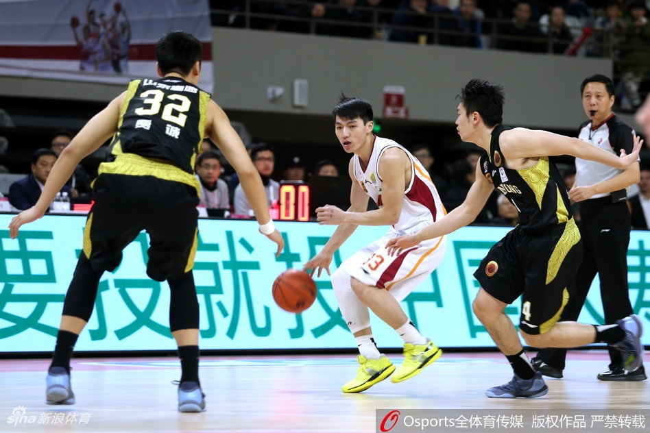 山东队外援多纳塔斯·莫泰尤纳斯在浙江队内线高高跃起，以一记势大力沉的单手劈扣震撼全场，篮筐仿佛都在颤抖。