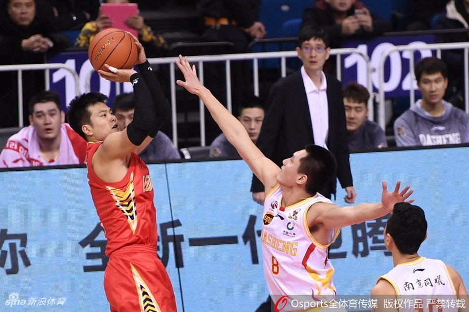 这球进了！郭一飞手起刀落，再度命中三分，他兴奋地握拳怒吼，与队友宋建骅激情相撞，这一刻，属于同曦的“本土双子星”用实力证明了自己的价值，也让全场球迷为之疯狂。