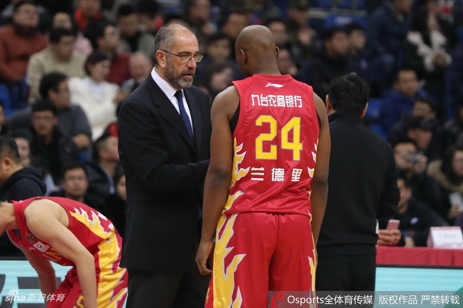 青岛队主帅巩晓彬在场边神情专注地指挥比赛,他的手势坚定,向场上队员传递着战术指令。