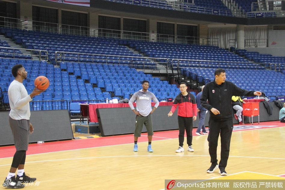 梅斯在训练中展现柔和手感,一次漂亮的转身跳投命中后,篮球穿过篮网的瞬间被定格,队友们纷纷为他这次精彩的进攻表现鼓掌叫好。