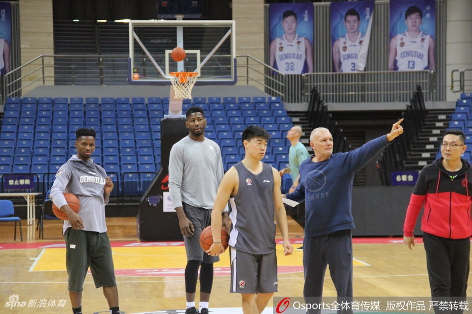 青岛队新援詹姆斯·梅斯在训练场上认真聆听教练战术布置,他的眼神专注而坚定,仿佛要将每一个战术细节刻入脑海,准备在赛场上完美执行。