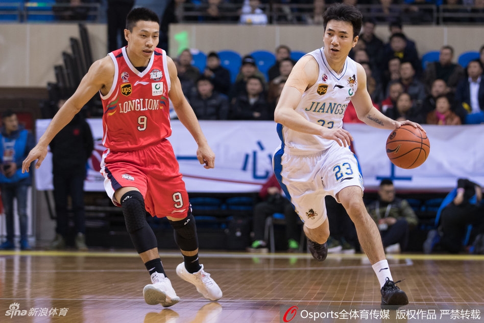 江苏肯帝亚主场球迷看台沸腾，众人挥舞充气棒为球队精彩表现欢呼