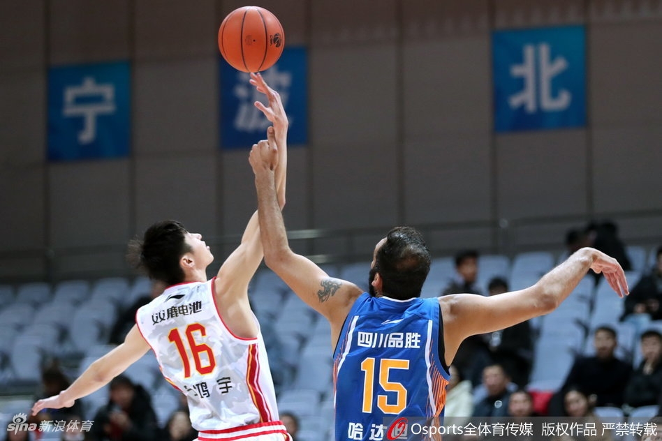 八一球员飞身拼抢地板球，两人几乎同时触球，汗水飞溅，展现了绝不放弃的拼搏精神。