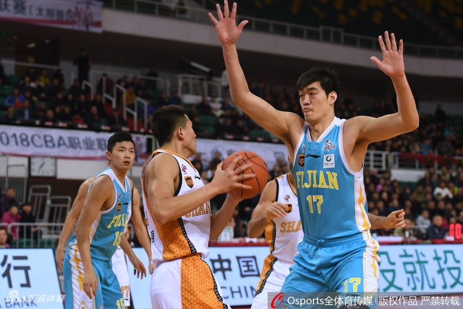 奇兵张泽龙在命中三分后激情怒吼，年轻的脸上满是难以抑制的兴奋与骄傲，这是他职业生涯的荣耀时刻。