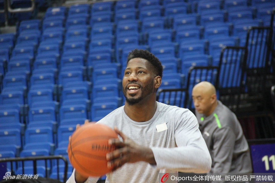 训练场上对抗激烈,梅斯在低位接球后背身单打,他利用强壮的身体顶开防守者,完成了一次势大力沉的双手灌篮,瞬间点燃了训练场的气氛。