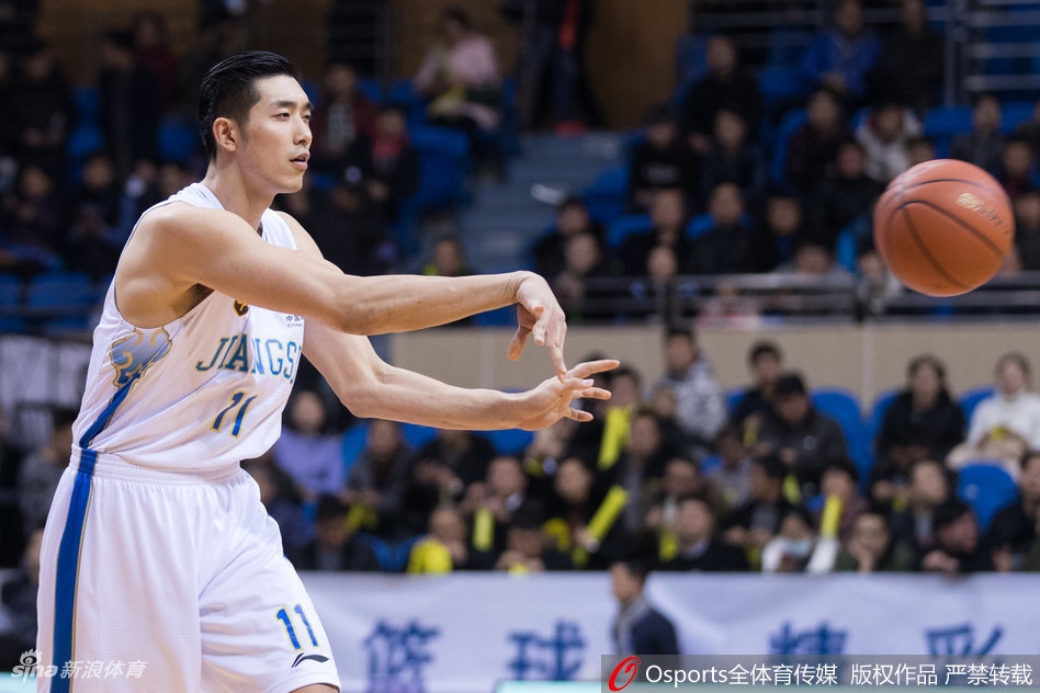 江苏队长易立持球加速突破广州队防线，老将风采依旧展现犀利突破