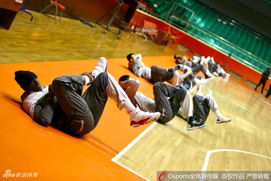 训练间隙,郭艾伦弯腰调整鞋带,韩德君站在一旁耐心等候,准备随时与他继续交流,简单的动作透露出深厚的队友情谊。