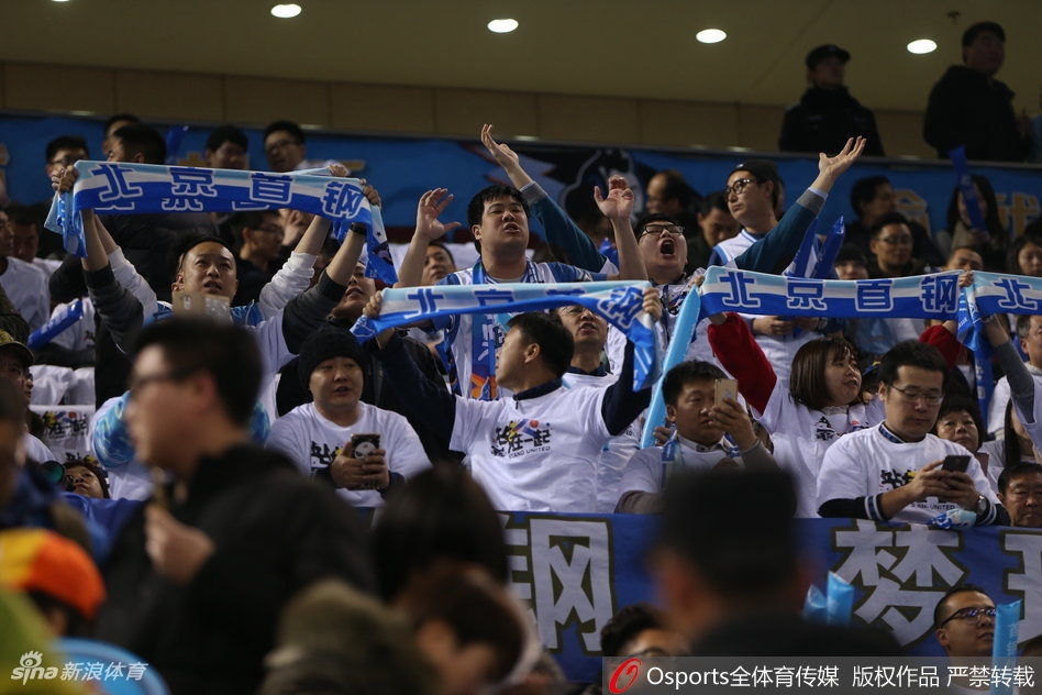 赛后，方硕与马布里拥抱致意，两人耳语片刻，脸上带着微笑。这一刻，师徒情谊超越了胜负，成为京城德比中最温暖的画面。