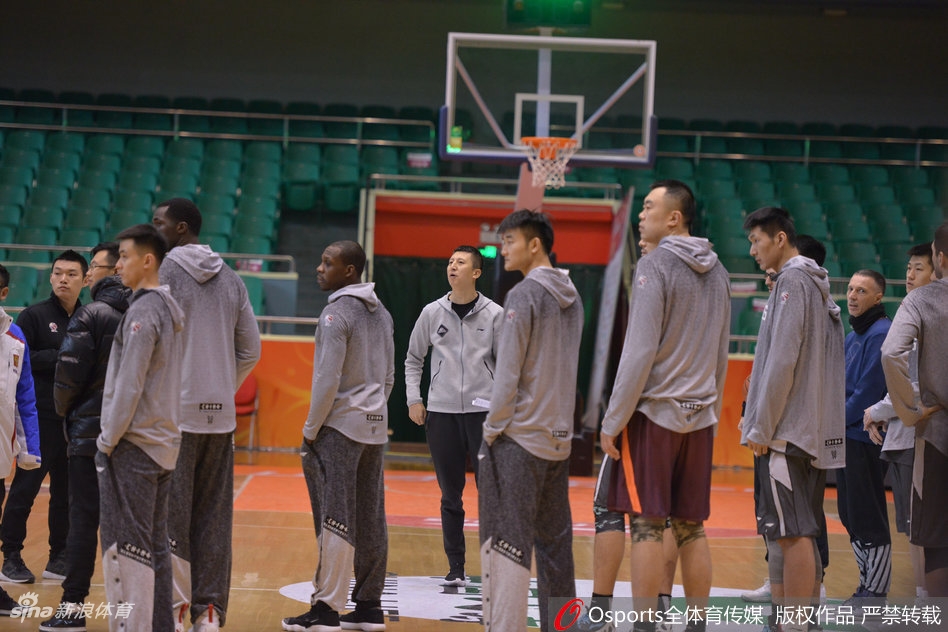 辽宁队总经理李洪庆情绪激动地指着场馆工作人员理论，杨鸣在一旁冷静观察，助理教练则试图拉住队友，防止事态升级。