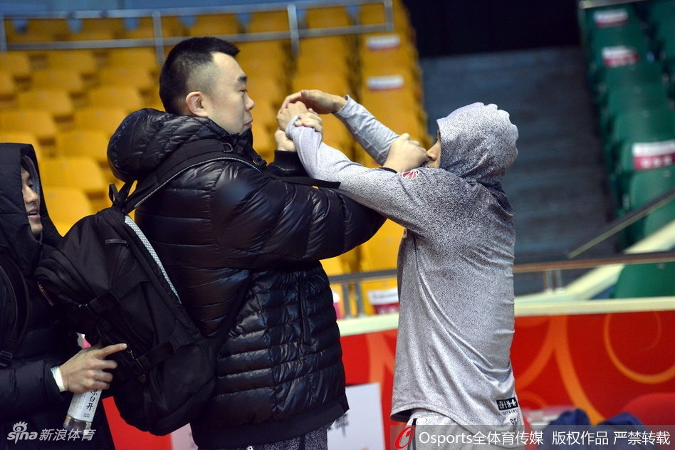 训练尾声,两队球员依依不舍地准备离场,山东队外援与辽宁队球员并肩走向场边,勾肩搭背,仿佛还意犹未尽,让人更加期待晚上的对决