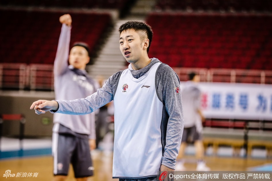 马布里神情专注地运球穿过五棵松的木地板，身后看台上空的冠军旗帜如同无声的观众，见证着这位昔日英雄的归来。