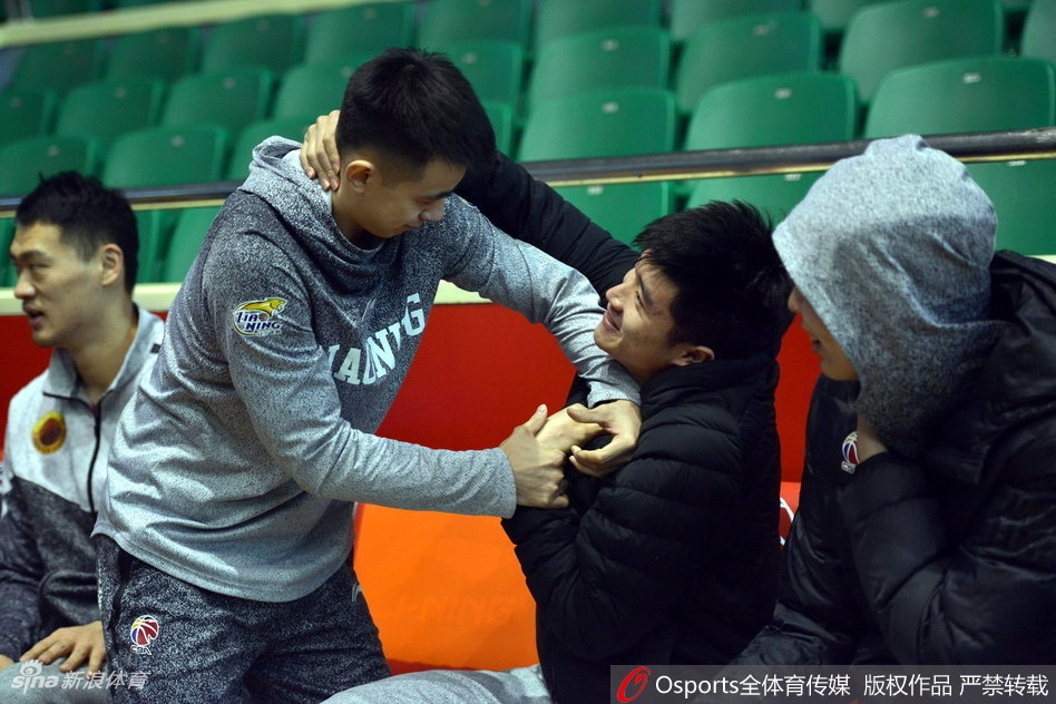 辽宁队大脑赵继伟与山东队球员进行赛前交流,两人神情放松,低头私语,在激烈的比赛前享受这片刻的宁静与兄弟情谊
