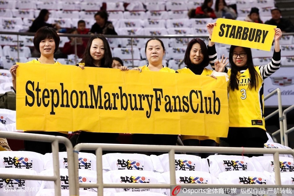 马布里在昔日队友的严密防守下强行突破，他身形如弓，眼神坚毅，仿佛要撕裂这片曾经最熟悉的防线，为新的球队带来胜利。