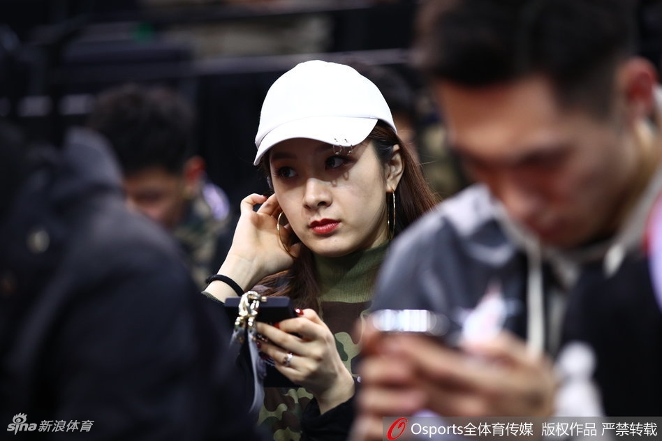 杨思雨侧身面对镜头,嘴角带着浅浅的笑意,翟晓川则凝视着赛场方向,两人沉浸在全明星周末的欢快氛围中,身后是座无虚席的热烈球场。