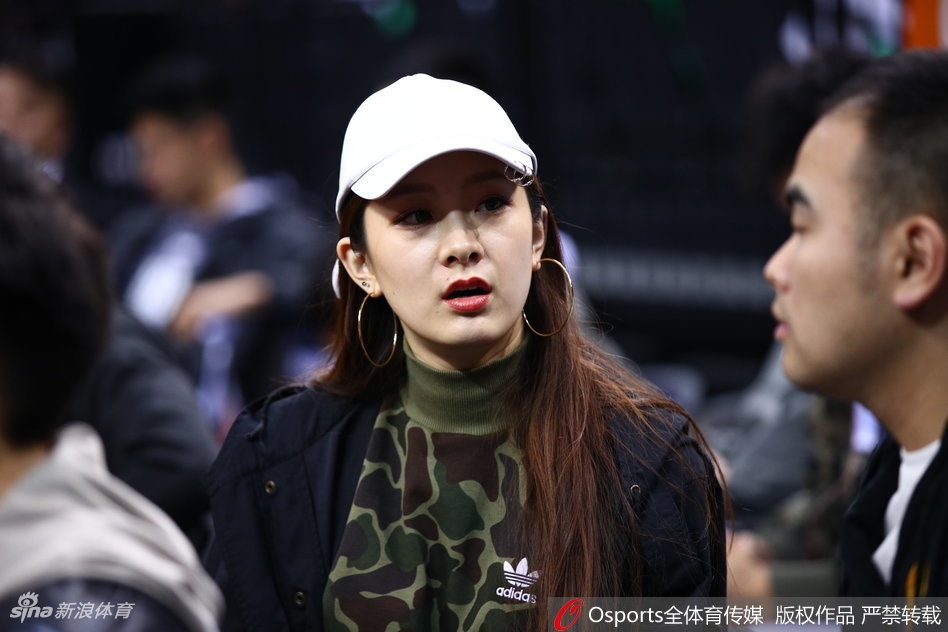 翟晓川与妻子在观赛期间,杨思雨拿着手机似乎在与亲友分享现场的喜悦,翟晓川则揽着妻子的肩膀,保护欲十足,画面定格在两人温馨幸福的瞬间。