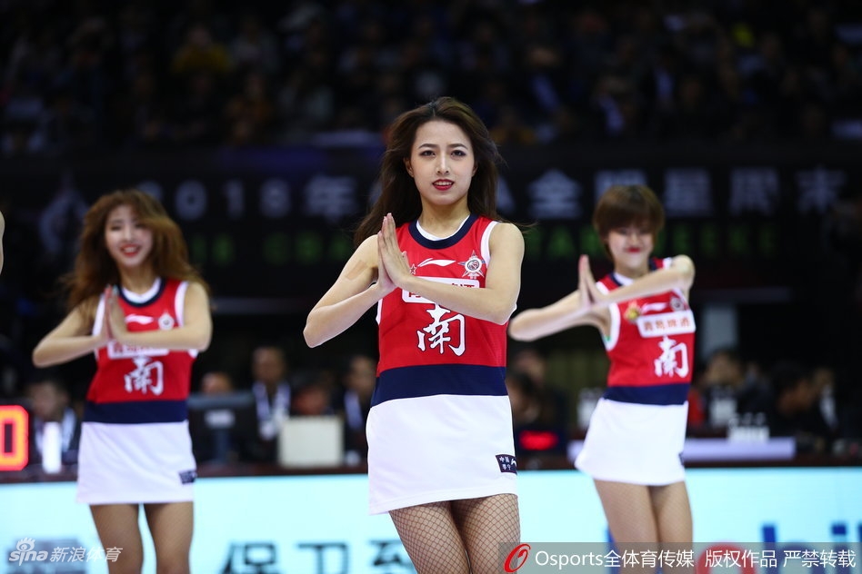 随着劲爆的音乐响起，深圳啦啦队变换队形，展现出极高的默契。她们手中的花球如同被赋予了生命，在灯光的照射下划出炫目的光轨，热力值瞬间爆表。