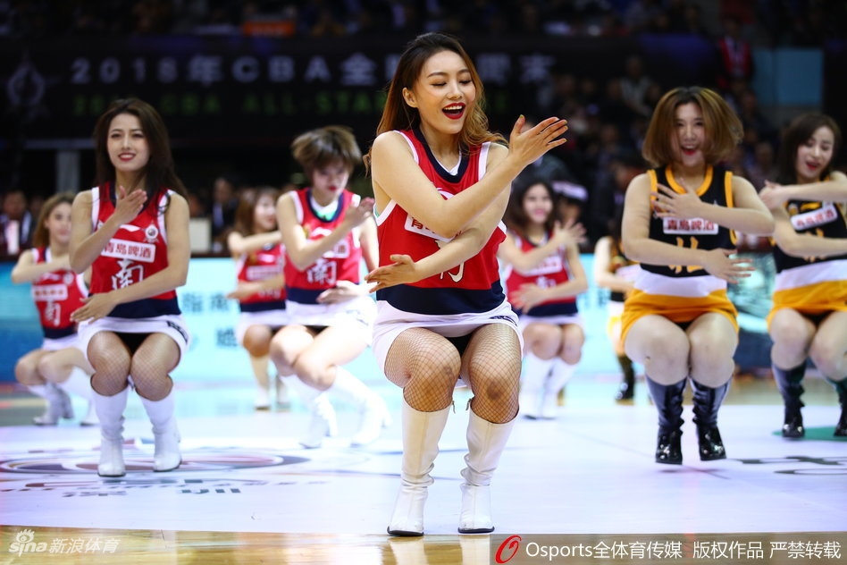 表演间隙，深圳啦啦队摆出优雅的谢幕姿势。她们的笑容如同南国的阳光，温暖而治愈，这一刻，她们不仅是篮球的陪衬，更是球场上当之无愧的主角。