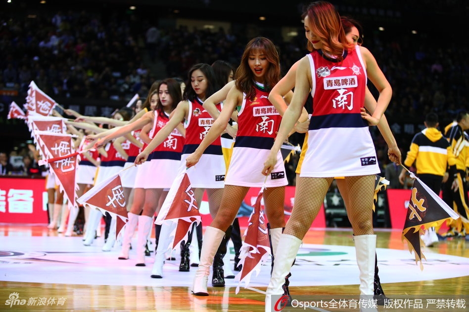 深圳啦啦队队员们身穿红白相间的动感队服，在聚光灯下整齐跃起，马尾辫在空中划出活力的弧线，仿佛将整个场馆的热情都托举了起来。