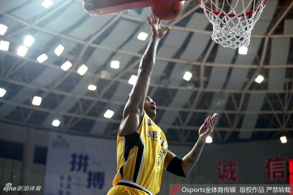 北控外援兰多夫顶着防守悍将强起上篮,肌肉线条在对抗中绷紧,展现出一股势在必得的强悍力量。